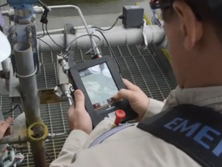 羅斯蒙特手操器怎么效驗液位變送器如果是請參照相關品牌的液位變送器及手操器的使用說明書操作。根據(jù)我的經驗有如下步驟：  1、確認羅斯蒙特手操器是否支持你的液位變送器的通信格式(具體廠***可能有所不同)，這個可以在手操器的使用說明書上查到或直接和手操器供應商聯(lián)系確認。  2、正確連接手操器和液位變送器，注意接線方式。  a、液位變送器的通信電路板是外部供電還是內部供電，如果你是通過變送器接的通信線通常 應該是內部供電，如果是單***測試變送器的通信電路板時，則是外部供電。二者是有區(qū)別 的。具體可以參照你的變送器的說明書。  b、注意接標準電阻(通常為250歐)。  3、將475手操器并接到標準電阻兩端。  4、通電，建立通信。  5、按照羅斯蒙特手操器的使用說明書進行操作設置儀表的0點、上限位、下限位。 如果發(fā)現(xiàn)液位變送器的上限位或下限位對應的20mA或4mA出入較大，這時需要對電流做調 校。這時需要用到***精度的電流表，調校時需要將電流表串接到通信回路中。具體操作可以參 照手操器的使用說明書。  6、設置相關參數(shù)后不要忘記將設置“下載”到你的儀表中。需要說明注意的是，儀表在出廠時都做了調校，一般不需要用戶設置。可能需要現(xiàn)場變更設置的是“上限位”和“下限位”即：“量程”。不過這在客戶和廠商簽訂合同及技術協(xié)議時一般是經過溝通確認了的，這在儀表出廠時，廠***會為客戶設好的。除非有變。